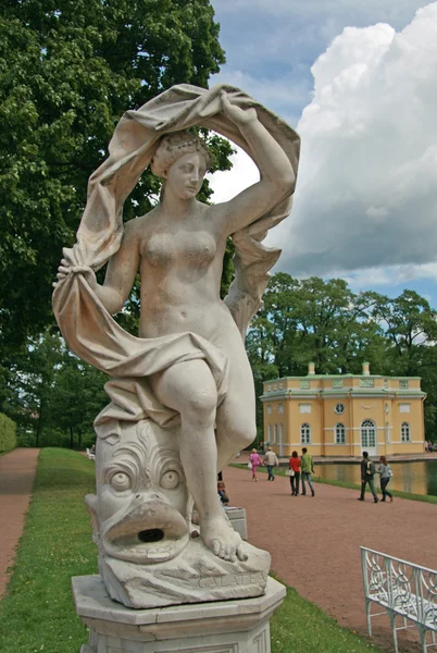 Sint-Petersburg, Tsarskoye Selo, Rusland - 26 juni 2008: The Galatea sculptuur in het Catherine Park. Op de achtergrond is bovenste badhuis paviljoen — Stockfoto