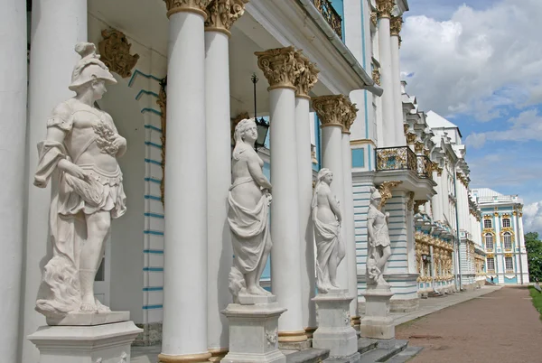 ST. PETERSBURG, TSARSKOYE SELO, RUSSIA - JUNE 26, 2008: Statues at Catherine Palace — Stock Photo, Image