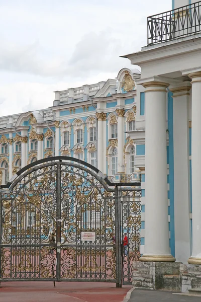 St. Petersburg, Tsarskoye Selo, Rusya Federasyonu - 26 Haziran 2008: Catherine Palace Gates — Stok fotoğraf