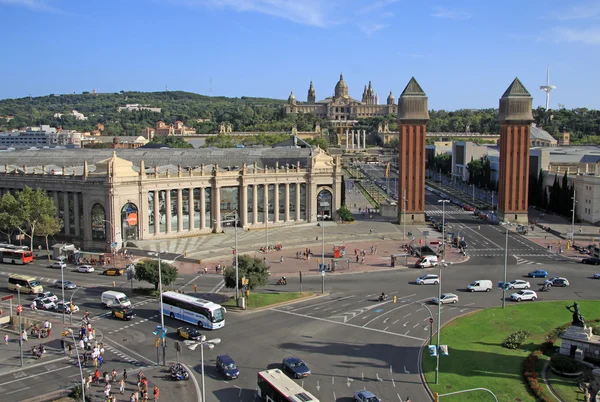 Barcelona, Katalónia, Spanyolország - augusztus 28, 2012: Spanyol tér a velencei torony és a nemzeti művészeti múzeum: Barcelona, Spanyolország — Stock Fotó