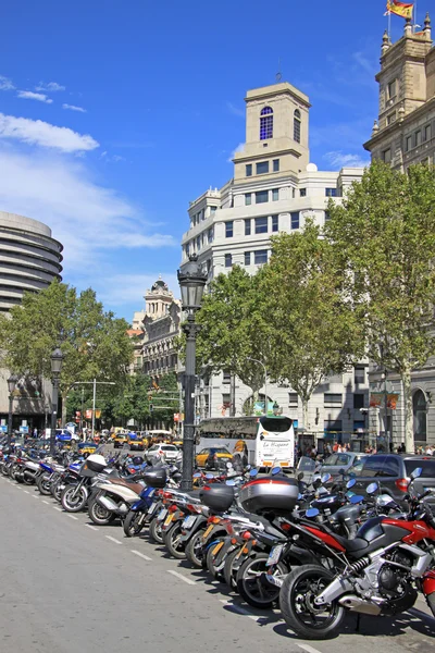 Barcelona, Katalonia, Hiszpania - 31 sierpnia 2012: Motocykl parking na placu Katalonii — Zdjęcie stockowe