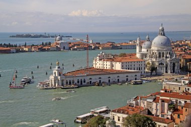 Venice, İtalya - 02 Eylül 2012: Basilica Santa Maria della Salute St Mark's Campanile çan kulesi, havadan görünümü