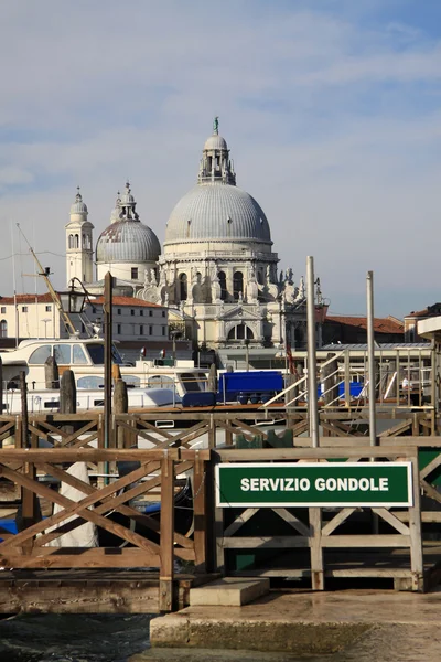 ヴェネツィア、イタリアでヴェネツィア, イタリア - 2012 年 9 月 2 日:、大聖堂サンタ・マリア ・ デッラ ・ サルーテ — ストック写真