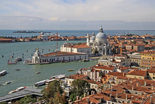 Venice, İtalya - 02 Eylül 2012: Basilica Santa Maria della Salute St Mark's Campanile çan kulesi, havadan görünümü