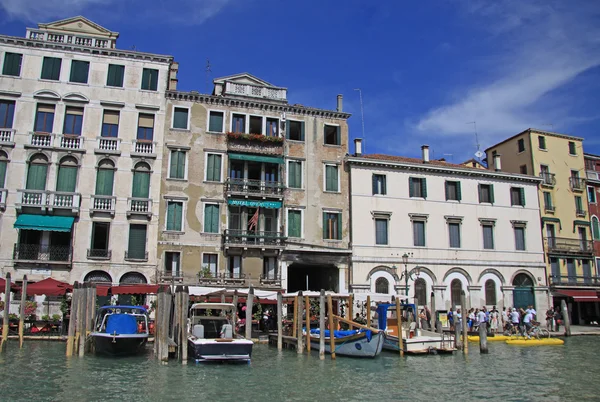 Venedig, Italien - 02. September 2012: Gondelparken auf dem großen Kanal — Stockfoto