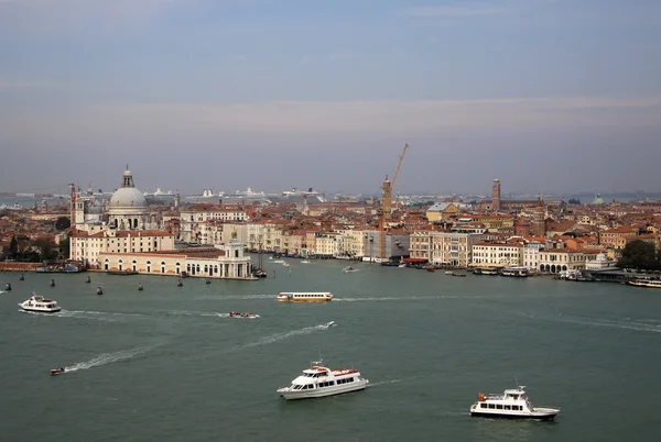 Venedig, Italien - 04. September 2012: Luftaufnahme von Venedig mit der Basilica di santa maria della salute vom Glockenturm der Kirche von San Giorgio Maggiore, Venedig, Italien — Stockfoto