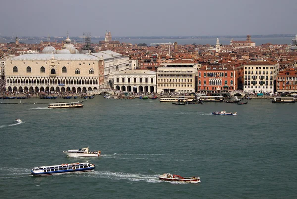 VENICE, ITÁLIA - SETEMBRO 04, 2012: Vista do Palácio do Doge e do Grande Canal do campanário da Igreja de San Giorgio Maggiore, Veneza, Itália — Fotografia de Stock