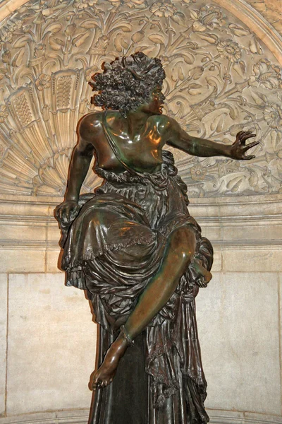PARÍS, FRANCIA - 16 DE DICIEMBRE DE 2011: Estatua de la Ópera Nacional de París (Gran Ópera o Palacio Garnier ) —  Fotos de Stock
