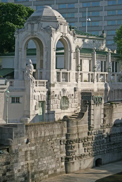 VIENNA, AUSTRIA - APRIL 22, 2010: Architectural composition on the bank of the river Wien in Stadtpark, Vienna, Austria — Stock Photo, Image