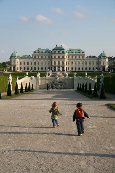 VIENNA, AUSTRIA - APRIL 22, 2010: Running children in Belvedere Palace Gardens in Vienna, Austria — 스톡 사진