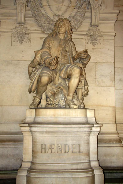 PARIS, FRANCE - 16 DÉCEMBRE 2011 : Statue de George Frideric Handel à l'intérieur de l'Opéra National de Paris (Grand Opéra ou Palais Garnier) ) — Photo