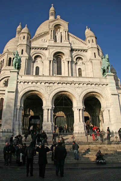Paris, Frankrike - November 27, 2009: Turister nära basilikan på Sacred Heart i Paris (Sacré-Coeur) som är en romersk-katolska kyrkan. Ligger på Montmartre — Stockfoto