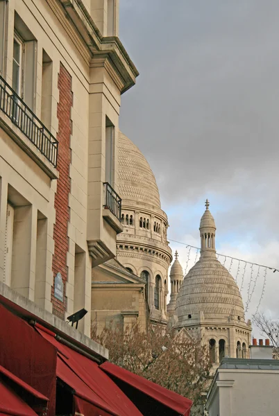 ПАРИЖ, ФРАНЦИЯ - 27 ноября 2009 года: Туристы возле базилики Святого Сердца Парижа (Sacre-Coeur), которая является римско-католической церковью. Ломбард на Монмартре Лицензионные Стоковые Фото