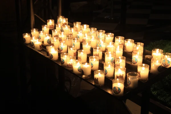 PARIS, FRANCE - DECEMBER 17, 2011: Candles in Notre-Dame de Paris — Stock Photo, Image