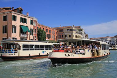 Venice, İtalya - 02 Eylül 2012: Grand Canal vaporetto deniz tramvay ile