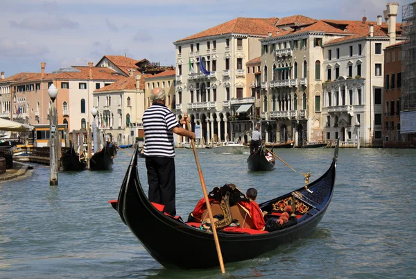 VENECIA, ITALIA - 02 DE SEPTIEMBRE DE 2012: Gondolier monta góndola en el Gran Canal de Venecia — Foto de Stock