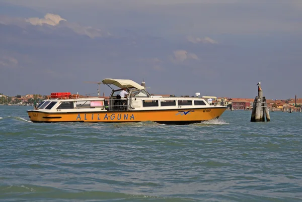 VENICE, ITÁLIA - SETEMBRO 02, 2012:: O barco Alilaguna na lagoa veneziana em Veneza, Itália — Fotografia de Stock