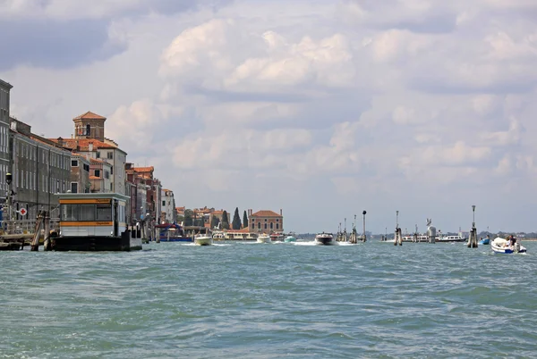 Venedig, italien - september 02, 2012: blick von der venezianischen lagune auf die gebäude von venedig, italien — Stockfoto