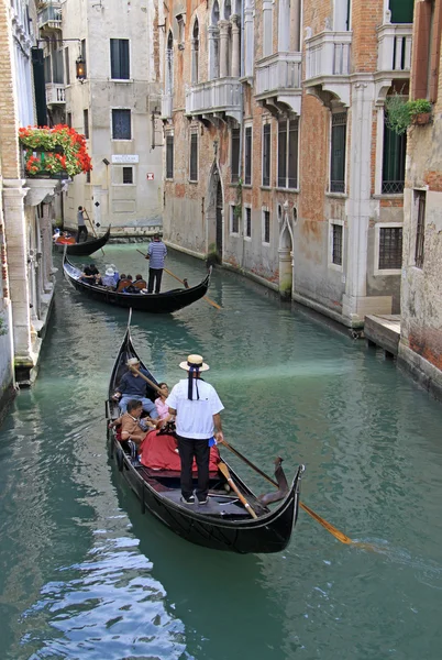 VENICE, ITÁLIA - SETEMBRO 02, 2012: Gondolier monta gôndola em um canal estreito, Veneza, Itália — Fotografia de Stock