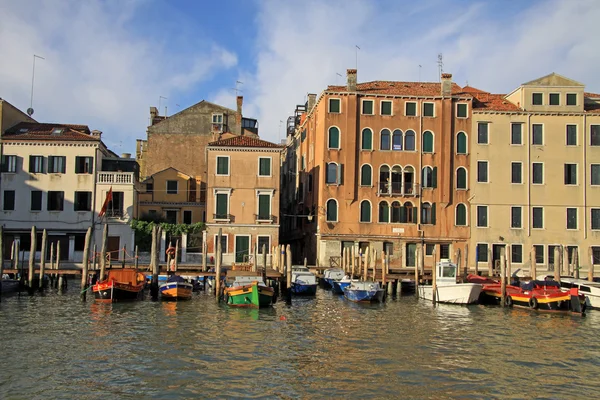 Βενετία, Ιταλία - 02 Σεπτέμβριος 2012: Παλιά κτίρια τυπικό στο μεγάλο κανάλι και γόνδολες, Βενετία, Ιταλία — Φωτογραφία Αρχείου