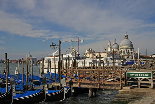 VENECIA, ITALIA - 02 DE SEPTIEMBRE DE 2012: La Basílica de Santa Maria della Salute y góndolas aparcadas en Venecia, Italia — Foto de Stock