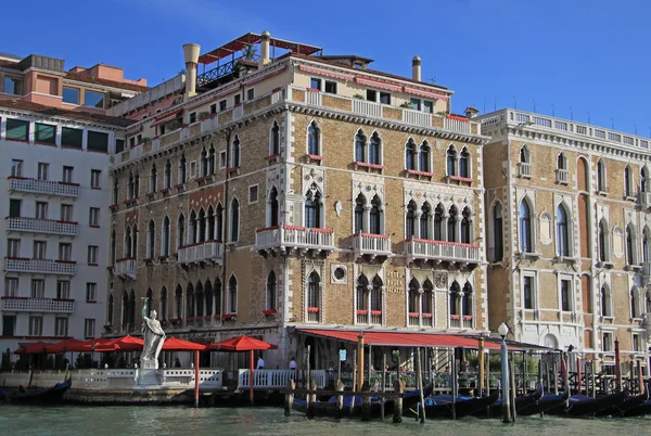 VENICE, ITÁLIA - SETEMBRO 02, 2012: Antigos edifícios típicos no Grande Canal e gôndolas, Veneza, Itália — Fotografia de Stock