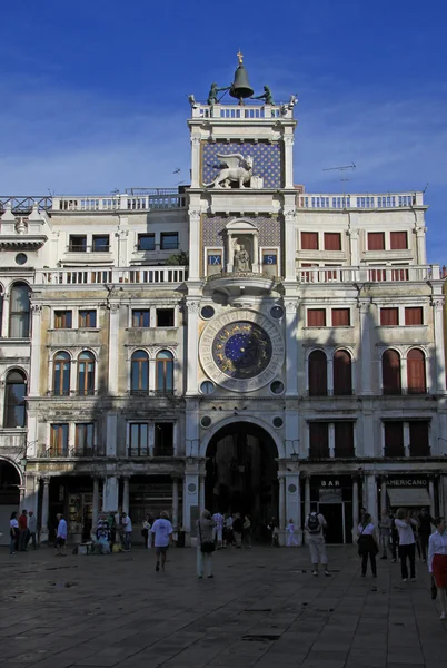 Venedig - 02 September, 2012: Klockan på St Mark klocktornet på Markusplatsen (Piazza San Marco) i Venedig, Italien — Stockfoto