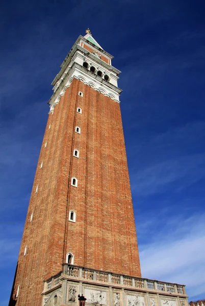 ВЕНИЦА, ИТАЛИЯ - 02 СЕНТЯБРЯ 2012: Campanile di San Marco (St Mark Bell Tower) located in Piazza San Marco — стоковое фото
