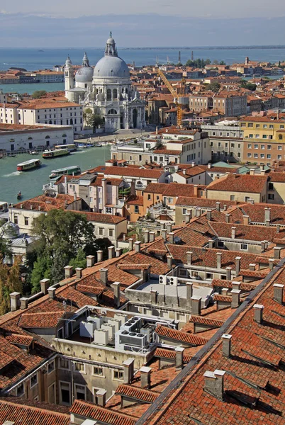 Venedig, Italien - 02. September 2012: Luftaufnahme der Basilika Santa Maria della Salute vom Glockenturm des Markusturms — Stockfoto