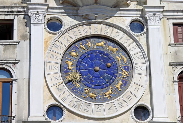VENICE, ITALY - SEPTEMBER 02, 2012: Clock on St Mark's Clocktower in Venice, Italy — Stock Photo, Image