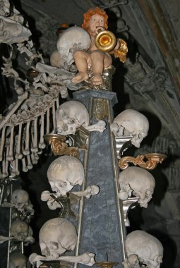 Sedlec düşünür, Kostnice mezarlık Kilisesi All Saints Sedlec, Kutna Hora, Çek Cumhuriyeti, Kutna Hora, Çek Cumhuriyeti - 17 Nisan 2010: insan kemikleri