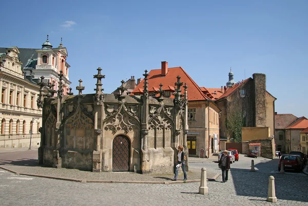 KUTNA HORA, CZECH REPUBLIC - APRIL 17, 2010: Gothic "Stone Fountain" in Kutna Hora, Czech Republic — Stock Photo, Image