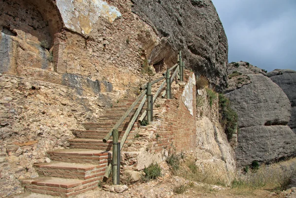 Montserrat, Spanien - den 28 augusti, 2012: Trappan till Eremitaget Saint Onofre i Montserrat klostret, Spanien — Stockfoto