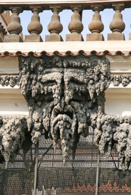 Prague, Çek Cumhuriyeti - 16 Nisan 2010: Wallenstein bahçe - yapay sarkıt duvarına, geçen zaman sembolü mağara