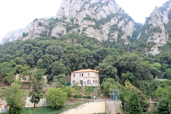 Montserrat, Hiszpania - 28 sierpnia 2012: Stacja kolejki linowej de Sant Joan w benedyktyńskim opactwie Santa Maria de Montserrat — Zdjęcie stockowe