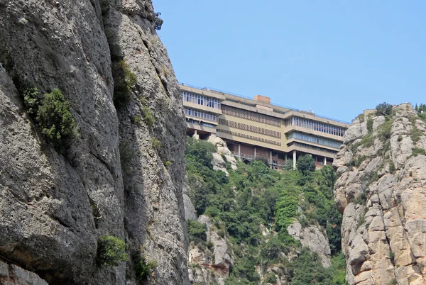 MONTSERRAT, SPAIN - AUGUST 28, 2012: The Benedictine abbey Santa Maria de Montserrat in Monistrol de Montserrat, Spain — Stock Photo, Image