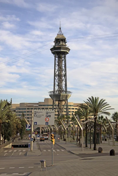 BARCELONE, CATALONIE, ESPAGNE - 13 DÉCEMBRE 2011 : Torre Jaume I - la tour à câbles qui relie la montagne Montjuic au Port Vell de Barcelone — Photo