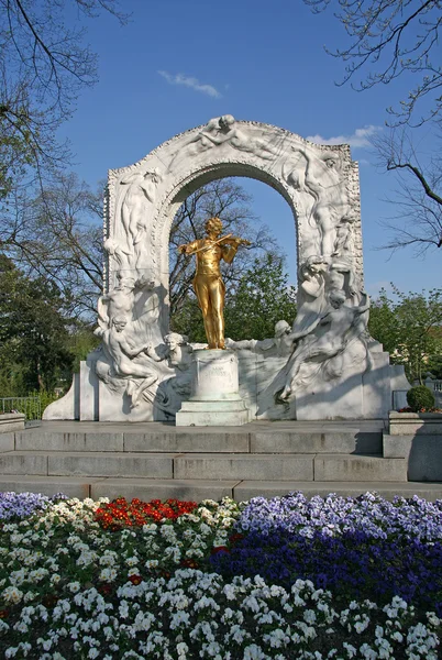 VIENNE, AUTRICHE - 22 AVRIL 2010 : Statue de Johann Strauss au Stadtpark de Vienne — Photo