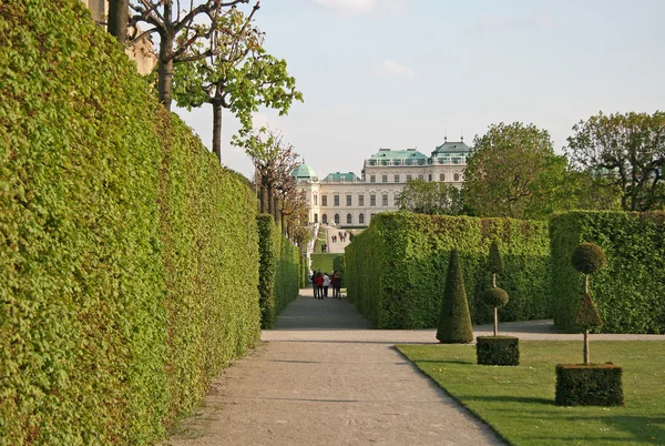VIENNA, AUSTRIA - APRIL 22, 2010: Belvedere Palace and the palace garden in Vienna, Austria — Stock Photo, Image