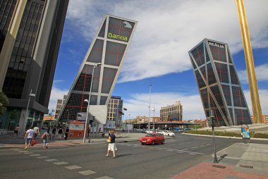 Madrid, İspanya - 25 Ağustos 2012: The Gate Europe (Puerta de Europa) olarak da bilinen Kio Towers Paseo de la Castellana Madrid üzerinde kuleleri