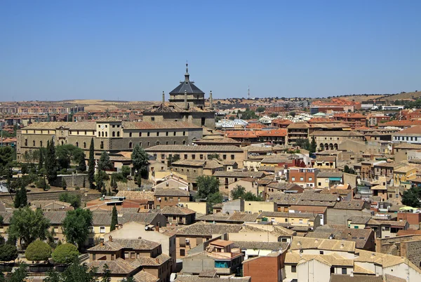 TOLEDO, ESPAÑA - 24 de agosto de 2012: Vista aérea de Toledo. Hospital de Tavera - Musum Duque de Lerma — Foto de Stock