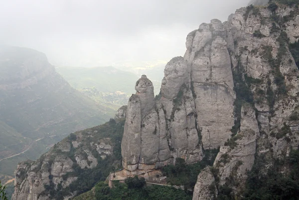 MONTSERRAT, ESPAÑA - 28 DE AGOSTO DE 2012: Mañana brumosa en las montañas de Montserrat en la abadía benedictina Santa Maria de Montserrat, España — Foto de Stock