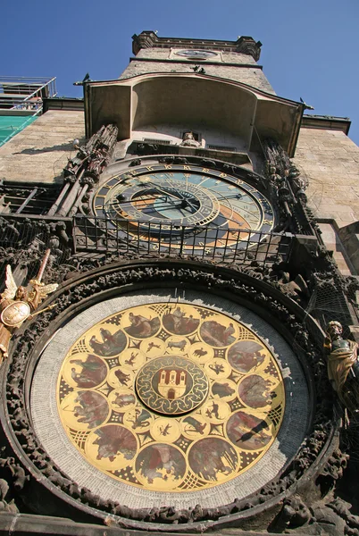 Prague, Republika Czeska - 19 kwietnia 2010: Praski zegar astronomiczny (Prague Orloj) na ścianie z ratuszem starego miasta, Praga, Republika Czeska — Zdjęcie stockowe