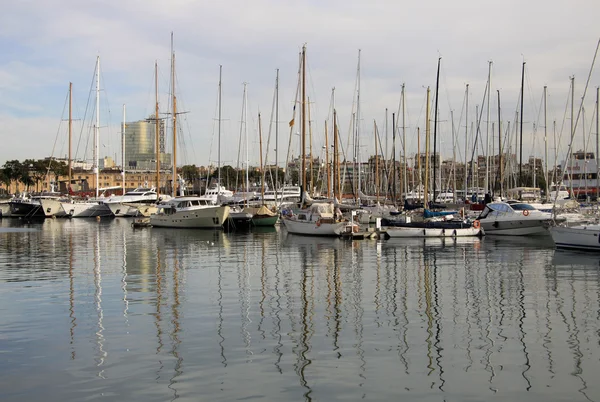 BARCELONA, CATALONIA, SPAIN - 14 ДЕКАБРЯ 2011: Яхты в Port Vell в Барселоне, Испания — стоковое фото