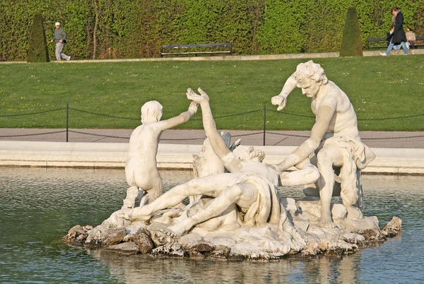 VIENNA, AUSTRIA - 22 APRILE 2010: Fontana nel giardino del Palazzo Belvedere a Vienna, Austria — Foto Stock