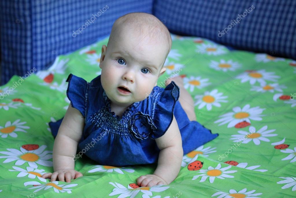 Bebe Fille De 5 Mois Couche Sur Une Couverture En Robe De Jeans Bleu Image Libre De Droit Par Shiler C Bebe Fille De 5 Mois Couche Sur Une Couverture En Robe De Jeans Bleu Image Libre De Droit Par Shiler C