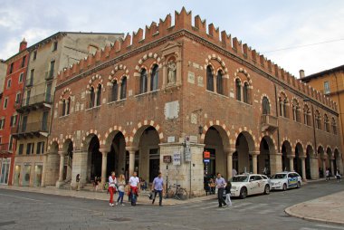 Verona, İtalya - 03 Eylül 2012: Domus Mercatorum veya Casa dei Mercanti doğum Via delle Erbe, Verona