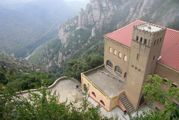 MONTSERRAT, ESPANHA - 28 DE AGOSTO DE 2012: Vista aérea para a estação "Montserrat-Aeri" de um teleférico, Montserrat, Catalunha, Espanha — Fotografia de Stock