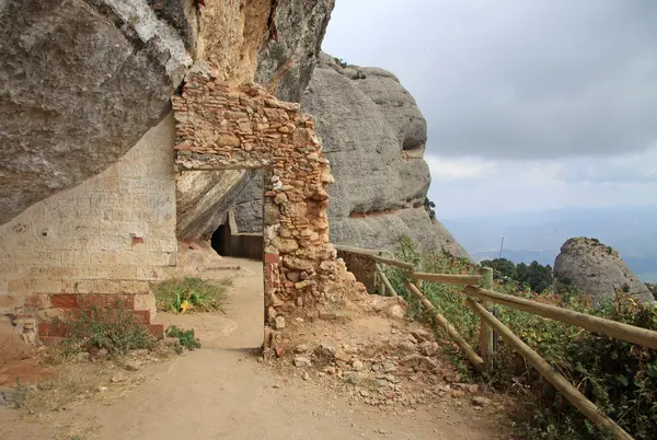 MONTSERRAT, ESPAÑA - 28 DE AGOSTO DE 2012: La Ermita de San Onofre en el monasterio de Montserrat, España —  Fotos de Stock