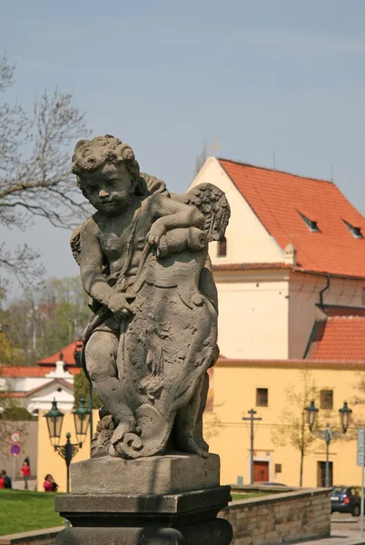 Prag, Tjeckien - 24 April 2010: Angel staty på födelsen av Kristi kyrka Loreto i Prag — Stockfoto